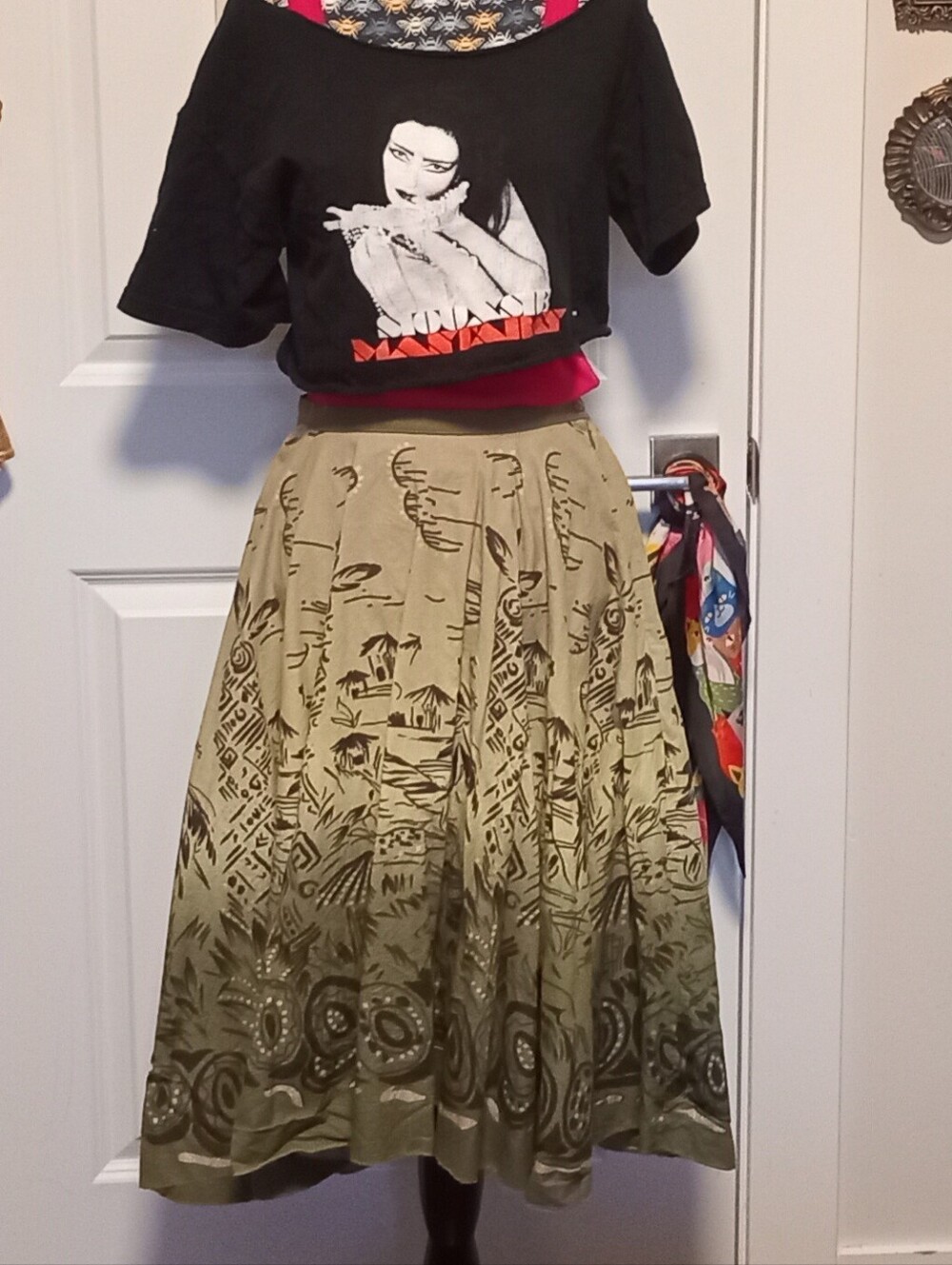 Bebe green circle skirt with a ombre and pattern